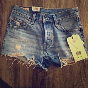 Levi mid rise 501 shorts size 24